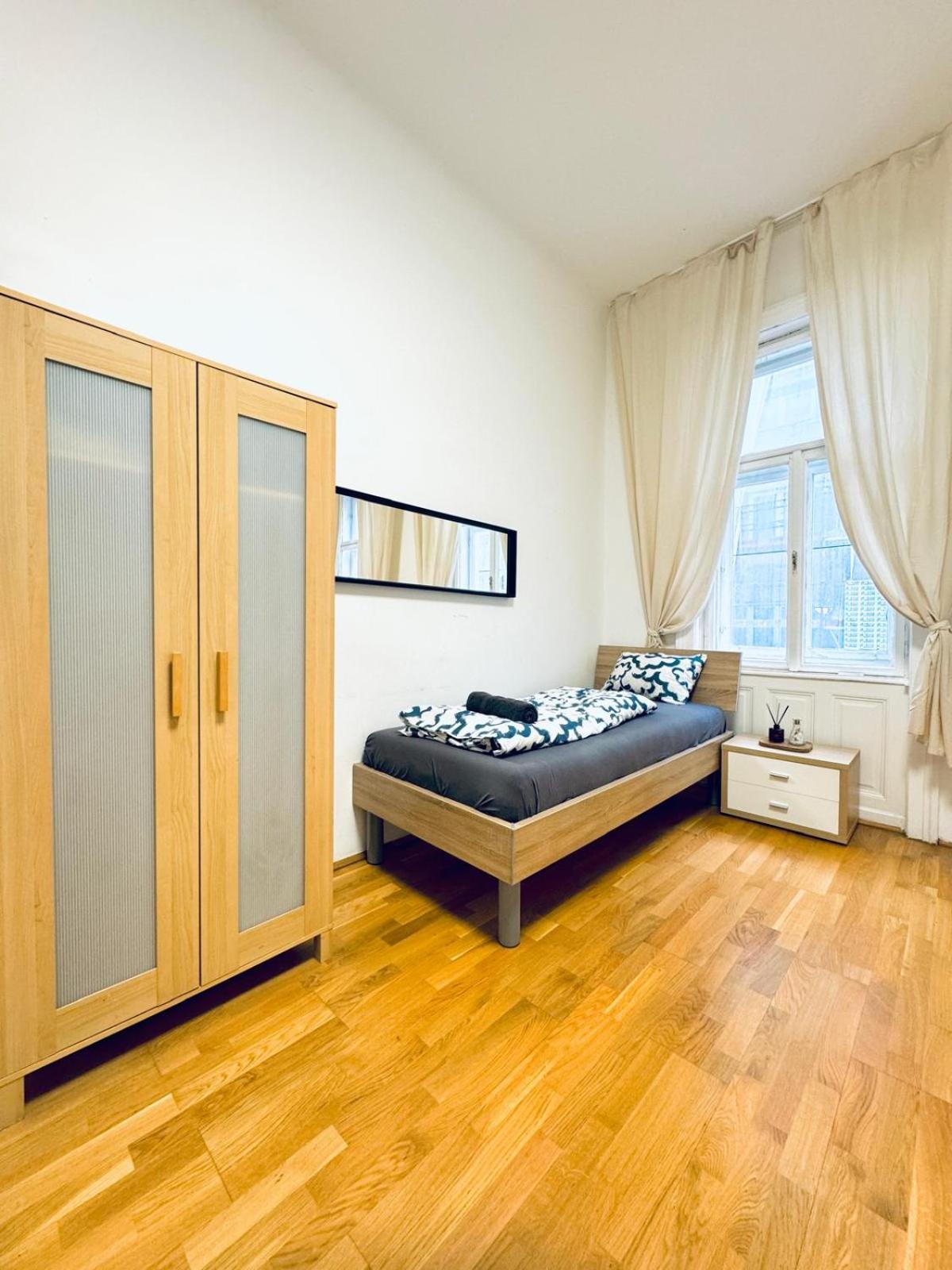 Apartment Comfy 1br For 4, 10min Transport To Stadthalle *